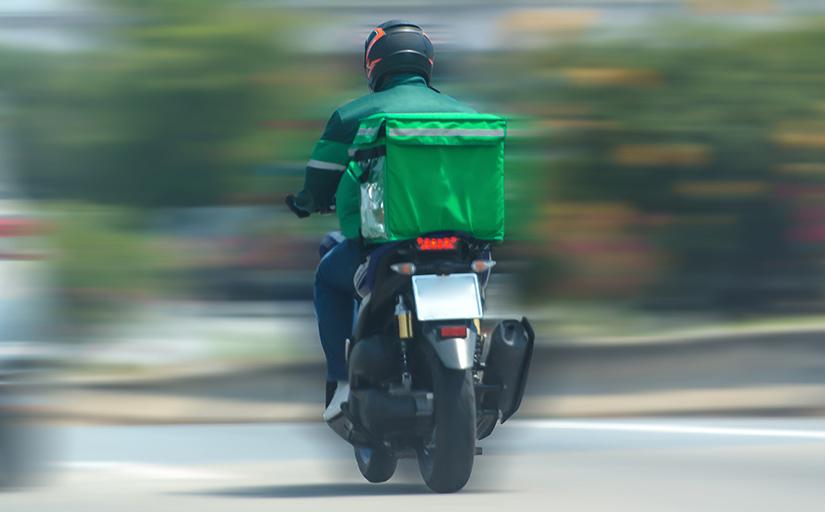 Motoboy realizando entrega rápida e discreta - Sex Shop Curitiba
